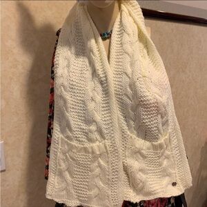 New Liz Claiborne Scarf w/ Pockets